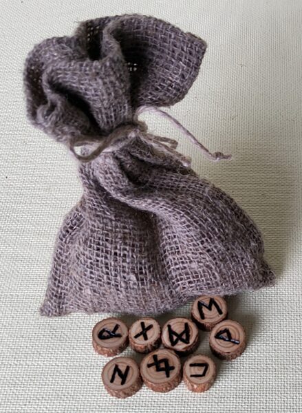 Koka rūnu komplekti (roku darbs)