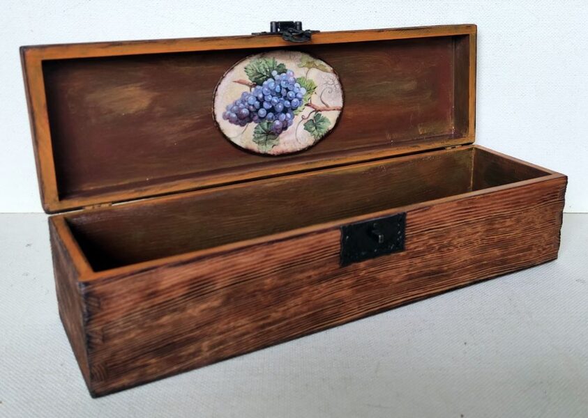 Koka kastes vīna pudelei (roku darbs)